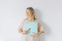 Seorang perempuan muda sedang mengecek kalender menstruasinya, sebuah kebiasaan baik untuk memantau keteraturan siklus dan mendeteksi perubahan sejak dini. Gaya hidup sehat dengan asupan gizi seimbang dan aktivitas fisik teratur adalah kunci utama menjaga keseimbangan hormonal dalam tubuh.