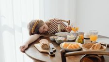 Seorang wanita terlihat lelah dan lesu, menggambarkan salah satu gejala utama anemia, yang dapat diatasi dengan asupan makanan bergizi seimbang. Ilustrasi ini menunjukkan pentingnya menjaga nutrisi untuk mendukung energi dan kesehatan optimal.