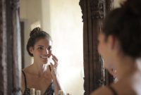 Seorang wanita tersenyum dengan kulit wajah yang tampak bersih dan sehat, memancarkan kepercayaan diri setelah berhasil mengatasi masalah jerawat. Perawatan kulit yang konsisten dan gaya hidup seimbang berperan penting dalam mencapai kondisi kulit ideal ini.