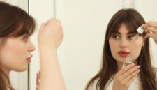 Seorang remaja perempuan sedang mengaplikasikan pelembap wajah, menunjukkan rutinitas perawatan kulit yang sederhana dan penting untuk menjaga hidrasi serta kesehatan kulit muda. Pemilihan produk yang tepat merupakan kunci utama untuk kulit sehat dan cerah tanpa iritasi.