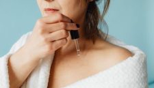 Seorang wanita mengaplikasikan serum vitamin ke wajahnya, menunjukkan momen penting dalam rutinitas perawatan kulit untuk mendapatkan nutrisi optimal. Penggunaan serum secara teratur dapat membantu kulit tampak lebih cerah dan sehat dari waktu ke waktu.