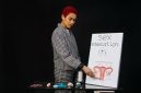 Seorang wanita tengah mencatat siklus haidnya di kalender, sebuah kebiasaan sederhana namun sangat penting untuk memantau kesehatan reproduksi dan mendeteksi potensi masalah sejak dini. Memahami ritme tubuh adalah kunci utama untuk menjaga keseimbangan hormonal yang optimal.
