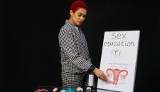 Seorang wanita tengah mencatat siklus haidnya di kalender, sebuah kebiasaan sederhana namun sangat penting untuk memantau kesehatan reproduksi dan mendeteksi potensi masalah sejak dini. Memahami ritme tubuh adalah kunci utama untuk menjaga keseimbangan hormonal yang optimal.