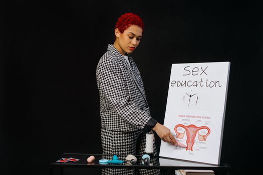 Seorang wanita tengah mencatat siklus haidnya di kalender, sebuah kebiasaan sederhana namun sangat penting untuk memantau kesehatan reproduksi dan mendeteksi potensi masalah sejak dini. Memahami ritme tubuh adalah kunci utama untuk menjaga keseimbangan hormonal yang optimal.