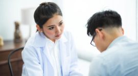 Seorang wanita terlihat kelelahan, menggambarkan salah satu gejala utama anemia yang seringkali tidak disadari banyak orang. Kondisi ini bisa diatasi dengan perubahan pola makan dan konsultasi medis.