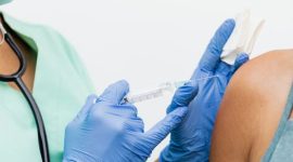 Seorang perempuan menerima suntikan vaksin HPV dari petugas kesehatan, menunjukkan pentingnya langkah pencegahan dini terhadap berbagai jenis kanker dan penyakit terkait virus ini. Momen ini menjadi pengingat bahwa perlindungan kesehatan adalah investasi berharga bagi masa depan.