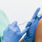 Seorang perempuan menerima suntikan vaksin HPV dari petugas kesehatan, menunjukkan pentingnya langkah pencegahan dini terhadap berbagai jenis kanker dan penyakit terkait virus ini. Momen ini menjadi pengingat bahwa perlindungan kesehatan adalah investasi berharga bagi masa depan.