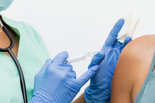 Seorang perempuan menerima suntikan vaksin HPV dari petugas kesehatan, menunjukkan pentingnya langkah pencegahan dini terhadap berbagai jenis kanker dan penyakit terkait virus ini. Momen ini menjadi pengingat bahwa perlindungan kesehatan adalah investasi berharga bagi masa depan.