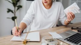 Seorang wanita tengah mencatat siklus haidnya pada kalender, sebuah kebiasaan sederhana namun sangat penting untuk memantau kesehatan reproduksi dan mendeteksi perubahan dini pada tubuh.