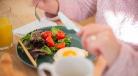 Sebuah piring berisi aneka makanan sehat yang seimbang, meliputi protein, karbohidrat kompleks, dan sayuran berwarna-warni, menunjukkan contoh visual dari pola makan ideal untuk menjaga energi sepanjang hari. Makanan ini melambangkan nutrisi lengkap yang dibutuhkan tubuh agar berfungsi optimal.