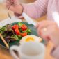 Sebuah piring berisi aneka makanan sehat yang seimbang, meliputi protein, karbohidrat kompleks, dan sayuran berwarna-warni, menunjukkan contoh visual dari pola makan ideal untuk menjaga energi sepanjang hari. Makanan ini melambangkan nutrisi lengkap yang dibutuhkan tubuh agar berfungsi optimal.