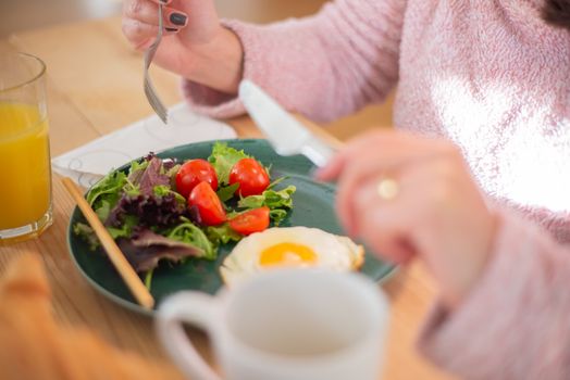 Sebuah piring berisi aneka makanan sehat yang seimbang, meliputi protein, karbohidrat kompleks, dan sayuran berwarna-warni, menunjukkan contoh visual dari pola makan ideal untuk menjaga energi sepanjang hari. Makanan ini melambangkan nutrisi lengkap yang dibutuhkan tubuh agar berfungsi optimal.