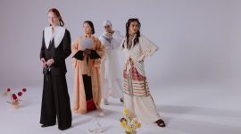 Seorang wanita modern memadukan blazer *oversized* dengan motif batik kontemporer dan celana linen, mencerminkan perpaduan tren terkini fashion 2026 yang nyaman namun tetap elegan. Aksesori etnik melengkapi tampilannya, menunjukkan apresiasi terhadap warisan budaya Indonesia dalam gaya global.