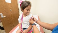 Seorang gadis remaja sedang menerima suntikan vaksin HPV dari tenaga medis. Vaksinasi ini adalah langkah krusial dalam melindungi generasi muda dari ancaman kanker serviks di masa depan.
