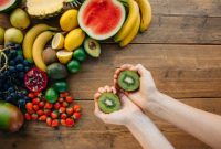 Ilustrasi makanan sehat kaya zat besi, seperti daging merah, bayam, dan buah jeruk, yang esensial untuk mencegah serta mengatasi anemia agar tubuh tetap bugar. Mengonsumsi kombinasi makanan tersebut secara teratur dapat membantu meningkatkan kadar hemoglobin dalam darah.