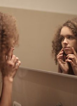 Kulit Remaja Sehat: Panduan Memilih Skincare Aman dan Efektif