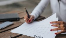 Seorang wanita tengah memeriksa kalender menstruasi, menggarisbawahi pentingnya melacak siklus sebagai bagian dari pemantauan kesehatan reproduksi secara menyeluruh. Keteraturan siklus haid adalah indikator vital yang mencerminkan keseimbangan tubuh dan gaya hidup yang dijalani.