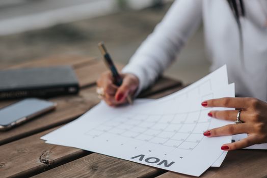 Seorang wanita tengah memeriksa kalender menstruasi, menggarisbawahi pentingnya melacak siklus sebagai bagian dari pemantauan kesehatan reproduksi secara menyeluruh. Keteraturan siklus haid adalah indikator vital yang mencerminkan keseimbangan tubuh dan gaya hidup yang dijalani.