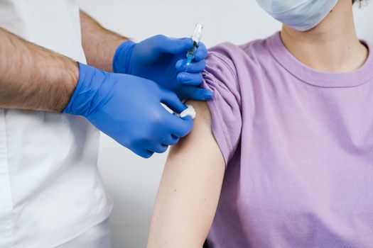 Seorang tenaga medis memberikan vaksin HPV kepada seorang anak perempuan, menunjukkan upaya preventif penting untuk melindungi generasi muda dari berbagai penyakit akibat Human Papillomavirus. Vaksinasi ini merupakan langkah krusial dalam program kesehatan masyarakat untuk mengurangi kasus kanker yang terkait HPV di masa mendatang.
