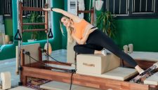 Seorang wanita tengah mengangkat beban di gym, menunjukkan dedikasi dalam membentuk otot-otot tubuhnya. Latihan beban merupakan salah satu cara paling efektif untuk membangun massa otot dan mengukir bentuk tubuh yang ideal.