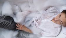 Gambar menunjukkan wanita sedang membersihkan area intim dengan air bersih, melambangkan praktik kebersihan yang tepat. Ini merepresentasikan pentingnya menjaga kesehatan organ intim dengan cara yang alami dan aman.