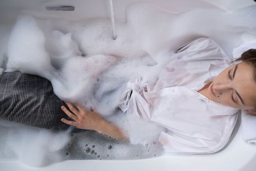 Gambar menunjukkan wanita sedang membersihkan area intim dengan air bersih, melambangkan praktik kebersihan yang tepat. Ini merepresentasikan pentingnya menjaga kesehatan organ intim dengan cara yang alami dan aman.
