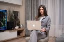 Seorang wanita tengah serius meninjau laporan keuangan pada laptopnya, menunjukkan fokus dan dedikasi dalam mengelola aset pribadi demi masa depan yang stabil. Ilustrasi ini merepresentasikan semangat perempuan modern yang proaktif dalam perencanaan finansial mereka.